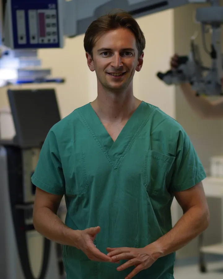 Dr. Konstantin Seiller-Tarbuk in surgical scrubs in the operating theatre